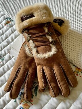 NWT *Flawed Vintage UGG Classic Igloo Sheepskin Gloves, Chestnut Brown – Small